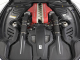 V12自然吸気エンジンをフロントに搭載しております。