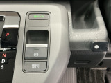 燃費の向上に有効なECONスイッチ、わずかな力で簡単に操作出来る電動パーキングブレーキ、信号待ちや渋滞時などブレーキを踏み続ける場合に比べて足腰の疲労が軽減されるオートブレーキホールド付きです!