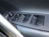 電動格納式ドアミラー付き。 狭い駐車場へ停めた時に、ボタン1つで左右のミラーをたたむ事ができます。
