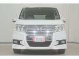 リアには左右スライドドアを採用。狭い駐車場でも開閉しやすく、強風の日でもドアが煽られにくくなっております。小さなお子さまやご年配の方も安心して乗り降りできます。