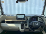 運転席周りです。カップホルダーや小物の収納などは必須ですよね!!使い勝手の良いつくりになっております!!