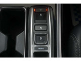 シフトはボタン操作となっており、直感的な操作性により、ドライバーの快適な運転を支援。P・N・Dは押す、Rは引くという人間の感覚にマッチした操作感です。