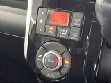 【オートエアコン】一度お好みの温度に設定すれば、車内の温度を検知し風量や温度を自動で調整。暑い&hellip;寒い&hellip;と何度もスイッチ操作をする必要はありません。快適な車内空間には必須の機能ですね♪