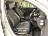 乗降がしやすい運転席。高さが調節できて小柄な方でも運転しやすいポジションをとることができます。