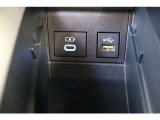 データ転送/給電用と給電用のUSB端子(Type-C)が装備されています。iPhoneやスマートフォンを繋いで音楽を再生したり、充電したり。車内にあると便利なアイテムのひとつですね!
