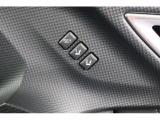 運転席のシートポジションを記憶させることができます。ボタンを押すと設定したポジションに電動で移動してくれます。
