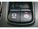 「P」ポジションに入れると自動で作動。「HOLD」スイッチを押し、システムONの状態にしておくことで、渋滞や信号待ちなどでブレーキを踏んで停車したときにブレーキを保持。アクセルを踏むと解除。
