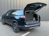 自動車保険について。正規ディーラーだけの特別なブランド保険に加入いただけます。基本補償に加え5つの項目をカバーする「プレミアムプラス」と、長期契約による安定した保険料で、さらなる安心と満足を提供します