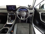 革巻きステアリングで快適な操作性の運転席です。