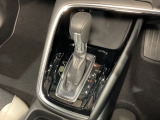 自然に手が届く距離に配置されたシフトレバー。