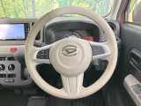 インテリアに合わせたデザインのステアリングは、運転される方のことも考え、運転しやすい形状、大きさです。是非一度、実際に触ってお確かめください。