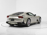 812 Superfastは当時フェラーリ史上最速のロードカーとしてリリースされ、そのエンジンは先代のF12を大きく上回る800馬力(カタログ値)を発揮します。