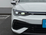 LEDマトリックスヘッドライト「IQ.LIGHT」。マトリックスモジュールに搭載されたLEDを個別に点灯点滅することで、眩惑を最小限に、照射エリアは最大限に確保する最新のヘッドライトシステム。