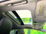 【サンルーフ】開放感たっぷりの希少装備、サンルーフが装着されています!車内に明かりを取り入れたり景色を楽しむ以外にも、車内の空気も簡単に換気できて快適です!