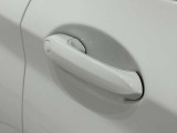 コンフォートアクセス付きでキーを携帯していれば施錠、開錠が可能です。