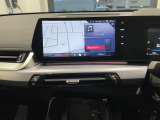 BMWのナビゲーションは操作性も良く、詳細な地図情報と交通状況を見やすく表示し、快適なドライビングをサポートしながら目的地までナビゲートします。