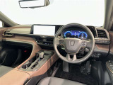 運転席まわりです。 各操作スイッチは使いやすい位置に配置されてます。
