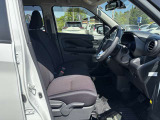小回り性能が高く、狭い道も運転がラクラクです♪ベンチシートで広々とお座り頂けます!