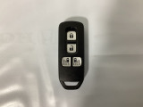 スマートキー付きですからドアロックの開閉およびエンジンスタートが楽々です。電動スライドドアの開け閉めもボタンで操作できます。