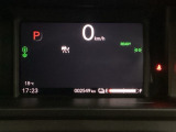 デジタル表示のスピードメーターとタコメーター、燃費やオドメーターなどの表示の他に、ホンダセンシング機能などの表示もできる多機能なマルチインフォメーション・ディスプレイです。