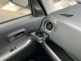 便利な折りたたみ式のテーブル。乳幼児用ドリンクマグ対応ホルダーを軽自動車で初採用。さらにタブレット端末を立てかけやすいよう形状も工夫しています。