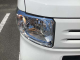 【LED・HIDヘッドライト】 ハロゲンヘッドライトに比べて大光量で、遠方視認性を向上させてくれる為、悪天候や夜間の運転をより安全にサポートしてくれます