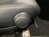 運転席にはドライバーの体型や好みに応じて前後方向だけでなく、高さの調整ができるシートリフターを装備!
