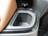 運転席側の手の届きやすい位置にドリンクホルダーが付いています。