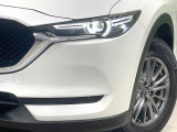 【LEDヘッドライト】悪天候や夜間走行時も良好な視界を確保し安心して運転できる高輝度LEDヘッドライトを装備!点灯速度が早く、消費電力も抑えられています。