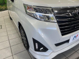 【LEDヘッドライト】悪天候や夜間走行時も良好な視界を確保し安心して運転できる高輝度LEDヘッドライトを装備!点灯速度が早く、消費電力も抑えられています。