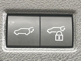【パワーバックドア】スマートキーや運転席のボタンを押すだけでリアゲートが自動で開閉します!荷物を持っている時や、高い位置にあるバックドアを閉める際に便利な機能です♪