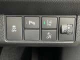 運転席右側にパーキングセンサーのスイッチや衝突軽減ブレーキ【CMBS】のスイッチ等がついています。