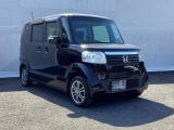 狭い駐車場でも、スライドドアならチャイルドシートへのお子さまの乗降や荷物の積載もスムーズ。とても便利な【両側電動スライドドア】ドアハンドを少し引くだけでリアドアが自動開閉します。