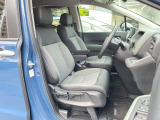 体を包み込む形のシートなので、長時間運転しても疲れません。