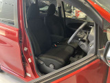 運転席、助手席です。座面も広くゆったりと座れてアームレストも付いているので重宝します。