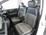 運転席と助手席は足元が繋がっているので自由に行き来しやすいので駐車場が狭いときでも助手席側からスムーズに乗り降りできて便利!