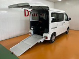 スロープの傾斜が緩やかなので車いすの方も安心です。