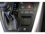 燃費優先のECO、走りと燃費のバランスが良いNORMAL、優れた加速を発揮するSPORT。モーターのみで動くEVなど、気分や走行状況に合わせて走りを選べます。