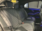 メルセデスのシートは少し硬めになっております。長時間の運転の際、適度な反発があることでお尻や腰の負担を減らす効果が御座います。