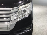 ディスチャージヘッドライト搭載でしっかり明るく照らしてくれるので、夜間走行や不慣れな道でも安心です。