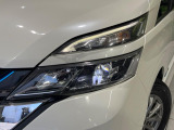 【LEDヘッドライト】悪天候や夜間走行時も良好な視界を確保し安心して運転できる高輝度LEDヘッドライトを装備!点灯速度が早く、消費電力も抑えられています。
