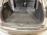 後席背もたれを倒せばちょっと大きめの荷物や長いものを積みたい時に便利です。