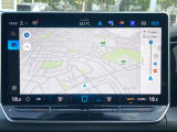 12.9インチディスプレイによるスマートフォン用アプリ[Apple CarPlay][Android Auto]対応の純正インフォテイメントシステム「Discover」を装備、ナビ、ラジオのほか、US