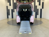 引き出せばそのまま使えるスロープ機能を備えており、車椅子の昇降時に大変便利です!