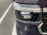 【LED・HIDヘッドライト】 ハロゲンヘッドライトに比べて大光量で、遠方視認性を向上させてくれる為、悪天候や夜間の運転をより安全にサポートしてくれます