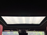 【サンルーフ】開放感たっぷりの希少装備、サンルーフが装着されています!車内に明かりを取り入れたり景色を楽しむ以外にも、車内の空気も簡単に換気できて快適です!