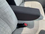 フロントシートにはセンターアームレスト付き、長時間の運転で疲れた腕を乗せてください。