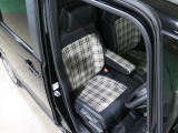 程よい硬さとホールド性が高いシートで長時間運転も快適です。