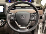 ハンドルにHondaセンシング系のクルーズコントロールやレーンキープアシストなどのスイッチと、オーディオの操作スイッチが装備されています。ハンドルから手を離さず安全に操作できます。