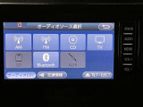 地図情報がSDカード等メモリーカードに保存されているカーナビ。または、エントリーナビキット付きディスプレイオーディオ。
